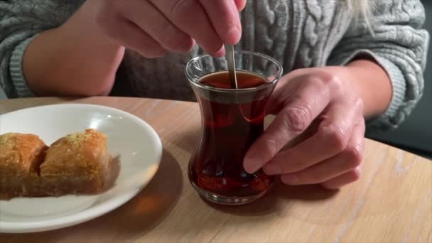 Geleneksel Türk fincanına siyah çay karıştıran kadın. — Stok video