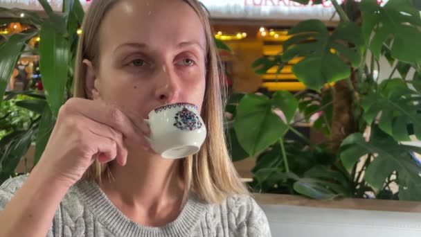 Frau trinkt Kaffee in türkischem Café — Stockvideo