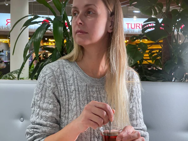 Женщина пьет турецкий чай в кафе — стоковое фото