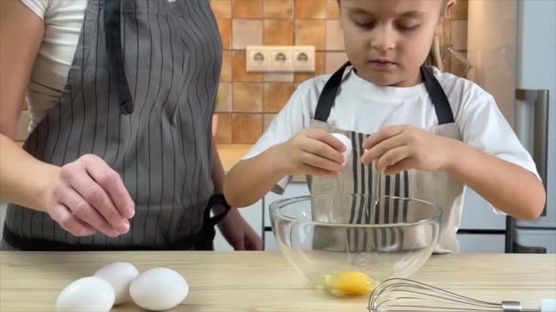 Mãe ensinando pouco bolo de cozinha filha — Vídeo de Stock