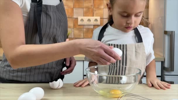 Mor undervisar liten dotter matlagning tårta — Stockvideo