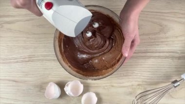 Kadın kakaoyla hamuru karıştırmış.