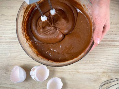 Kadın kakaoyla hamuru karıştırmış.