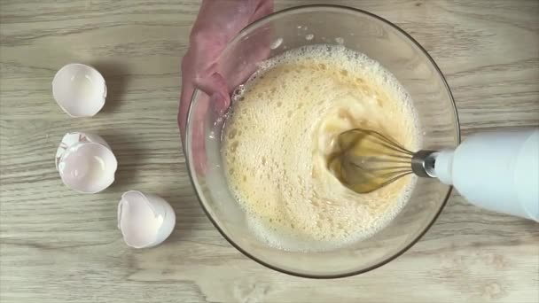 Perempuan campuran telur oleh mixer listrik — Stok Video