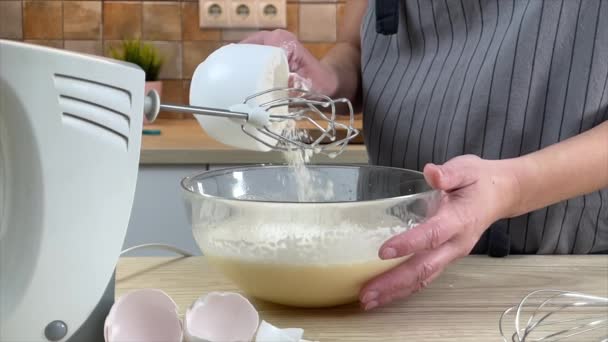 달걀이 담긴 그릇에 밀가루를 담는 주방장 — 비디오