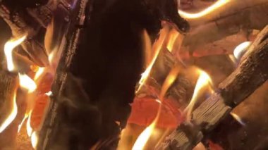 Yakından ateş ve odun görüntüsü