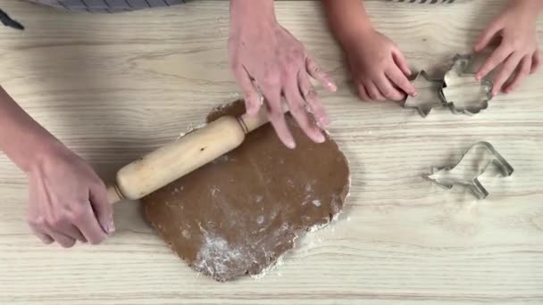 Женщина с дочерью катит тесто на пряники — стоковое видео