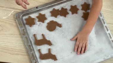 Annesiyle tatlı kız zencefilli ekmek yapıyor.