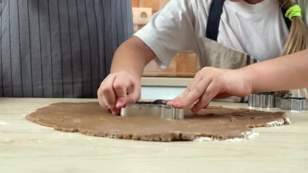 Schattig meisje met moeder is het maken van peperkoek — Stockvideo