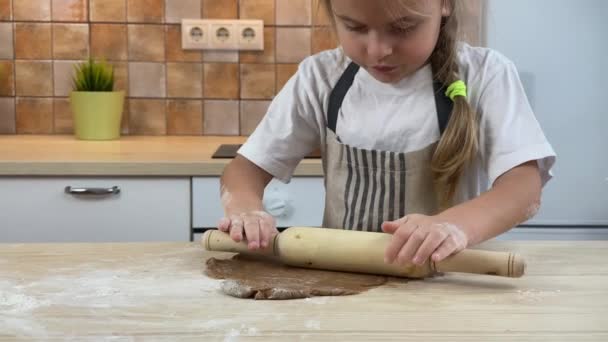 Χαριτωμένο κορίτσι κάνει ζύμη για gingerbread — Αρχείο Βίντεο