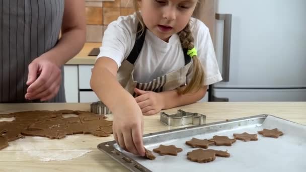 Söt flicka med mamma gör pepparkakor — Stockvideo