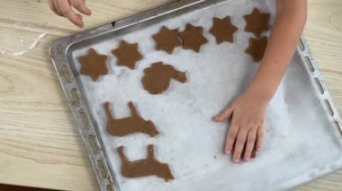 Annesiyle tatlı kız zencefilli ekmek yapıyor.