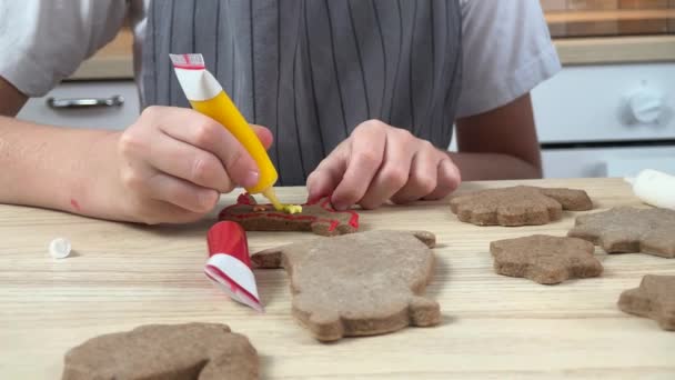 Mały chłopiec dekorowanie piernika w kuchni — Wideo stockowe