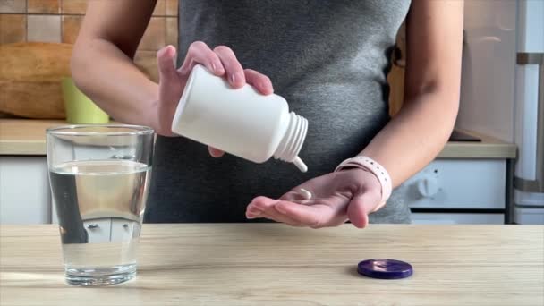 Žena si bere pilulky z láhve — Stock video
