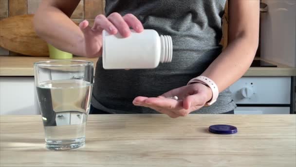 Mujer tomando píldoras de la botella withe — Vídeos de Stock