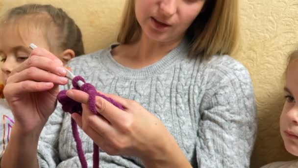 Jonge moeder leren kleine meisjes breien — Stockvideo
