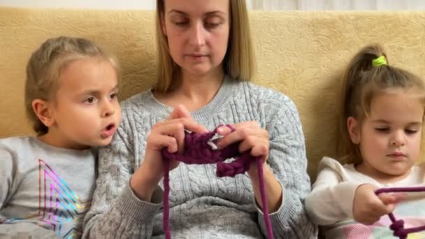 Jonge moeder leren kleine meisjes breien — Stockvideo