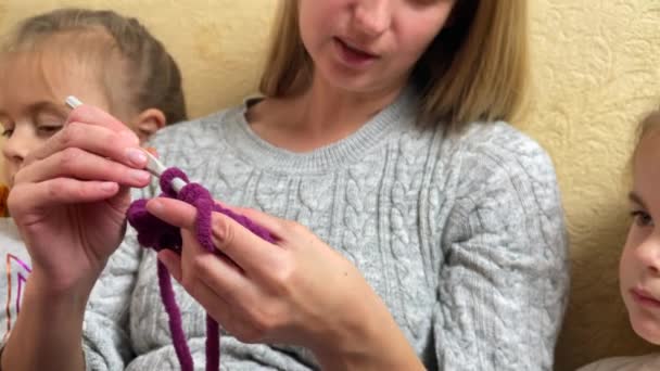 Madre joven enseñando a las niñas a tejer — Vídeos de Stock