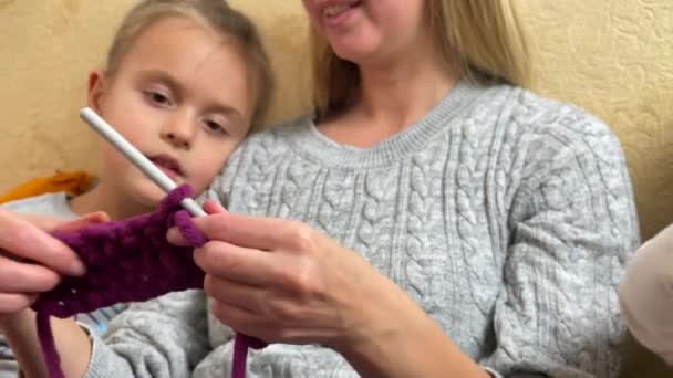Νεαρή μητέρα μαθαίνει στα μικρά κορίτσια πλέξιμο — Αρχείο Βίντεο