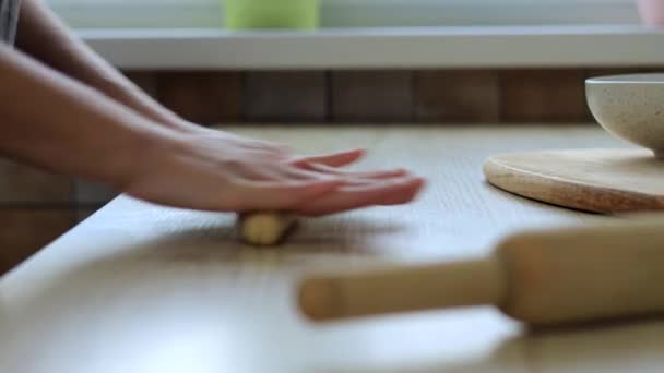 전통적 인 이 탈리 아식 라비올리 반죽을 만드는 여자들 — 비디오