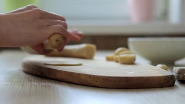 Vrouw bereidt deeg voor de traditionele Italiaanse ravioli — Stockvideo