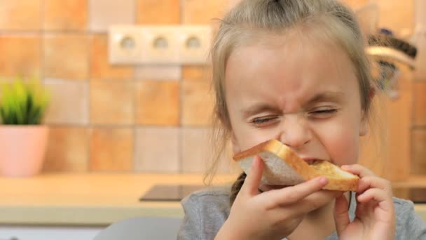 Niña comiendo sándwich con mantequilla de maní — Vídeo de stock