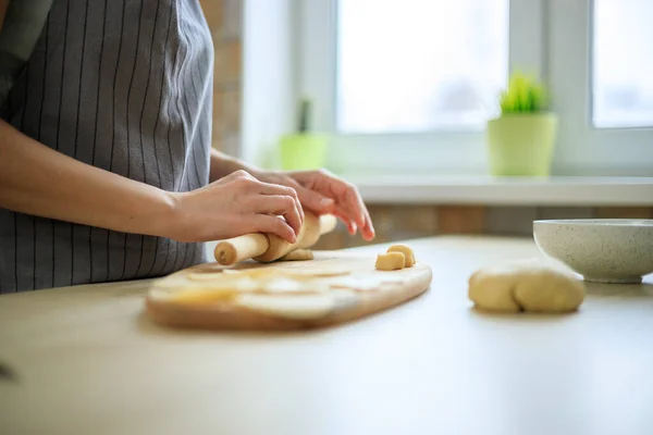 Mujer preparando masa de rodillo para ravioles italianos tradicionales — Foto de Stock