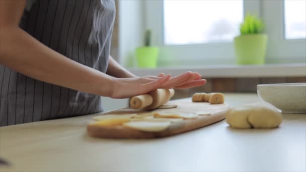 Kvinna förbereder rullande pin deg för traditionella italienska ravioli — Stockvideo