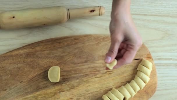 Vrouw snijden deeg voor traditionele Italiaanse ravioli — Stockvideo