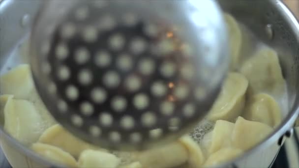 Close-up zicht op ravioli koken in kokend water — Stockvideo