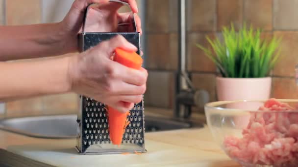 Mulher preparando cenoura para cozinhar na cozinha — Vídeo de Stock