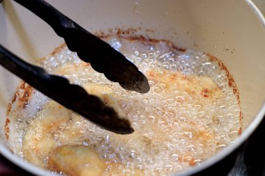 Kaynamış yağda kızartılmış balık fileto.