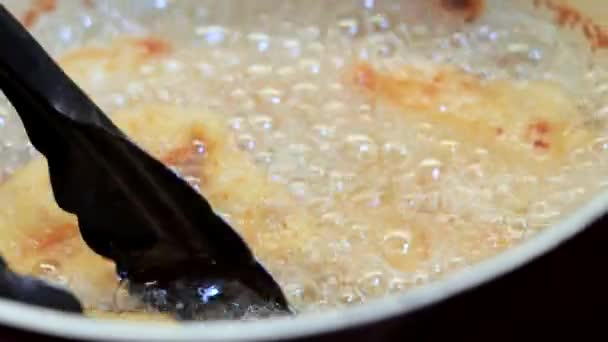 Visfilet bakken in gekookte olie — Stockvideo