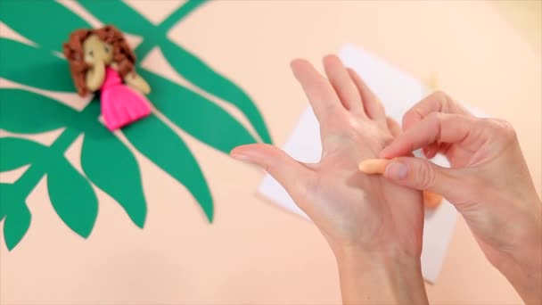 Vrouw modellering pop door kleurrijke plasticine — Stockvideo