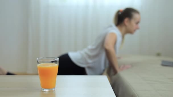 Mujer entrenándose cuerpo en casa — Vídeos de Stock