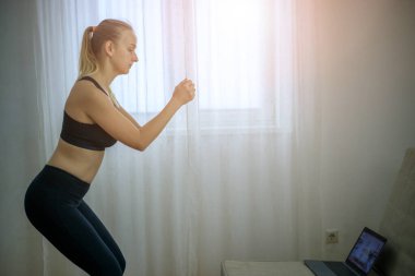 Çevrimiçi eğitmenle fitness yapan kadın