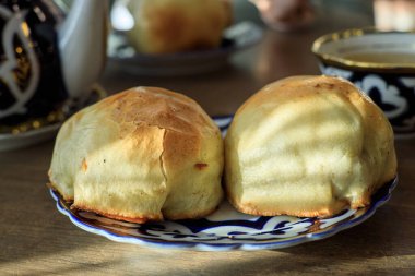 Geleneksel Özbek seramik çaydanlığı ve yiyecek somsa