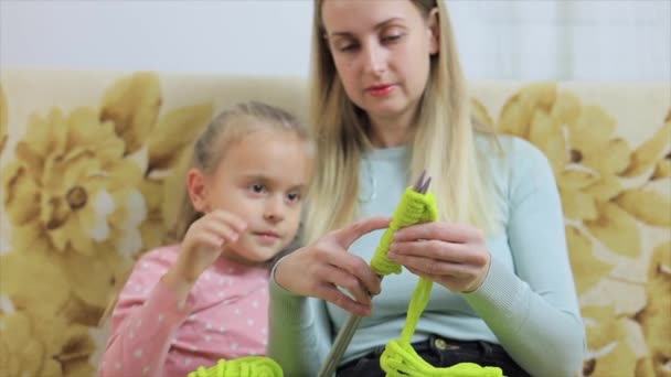 Mujer con hija bebé tejiendo en casa — Vídeos de Stock