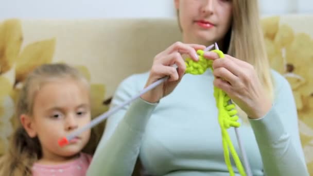 Vrouw met dochtertje breien thuis — Stockvideo