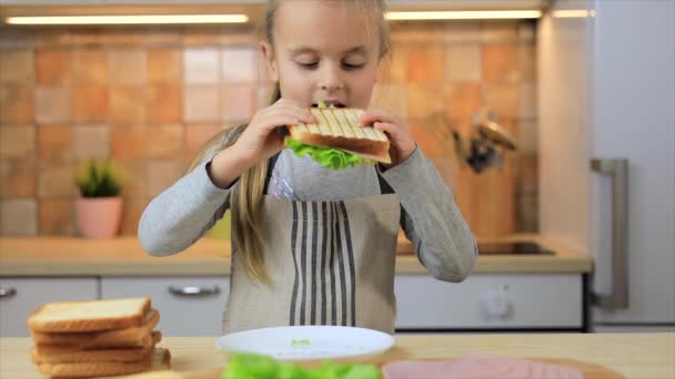 Niña haciendo sándwich en la cocina — Vídeo de stock