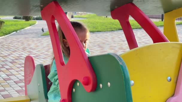 Kleines Mädchen spielt in Flugzeug auf Spielplatz — Stockvideo