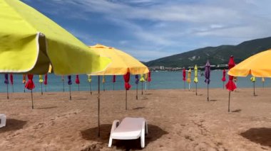 Türk tatil beldesinde şemsiyesi olan boş kumsal, salgının sonuçları