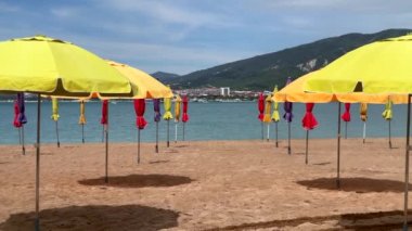 Türk tatil beldesinde şemsiyesi olan boş kumsal, salgının sonuçları