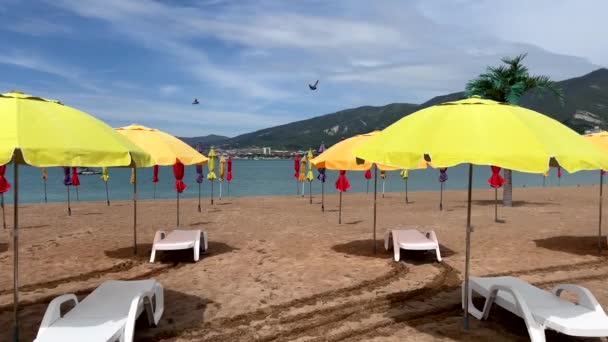 Pusta piaszczysta plaża z parasolem na tureckim kurorcie, konsekwencje pandemii — Wideo stockowe