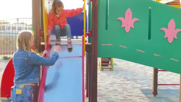 带着幼稚园老师的小女孩安全地在操场上玩耍 — 图库视频影像