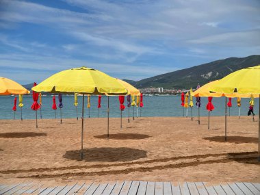 Türk tatil beldesinde şemsiyesi olan boş kumsal, salgının sonuçları