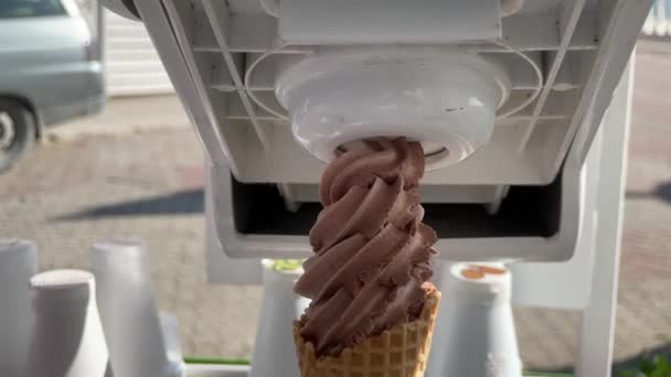Proceso de hacer helado de chocolate y vainilla — Vídeo de stock