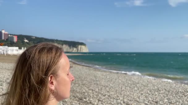 Femme relaxante près de la mer et la regardant — Video