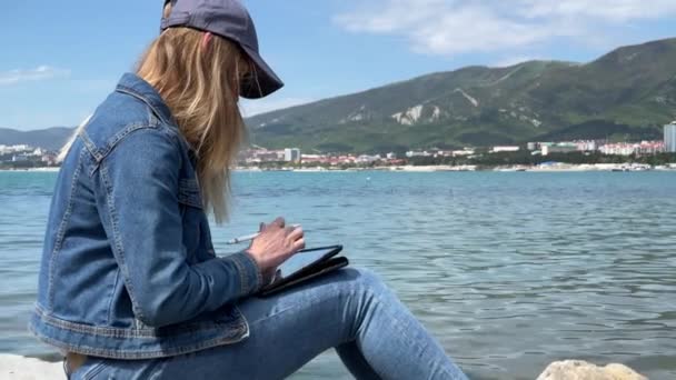 Szabadúszó nő dolgozik tengerpart közelében, szabadság koncepció — Stock videók