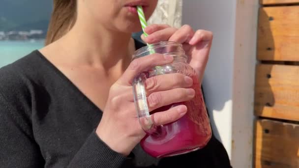 Gelukkig vrouw drinken bes smoothie close-up uitzicht, slow motion — Stockvideo